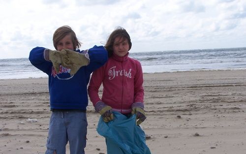 DEN HOORN – Antje (10) en Hannes (8) Dros oefenden woensdag met het opruimen van het Texelse strand. Zaterdag geven zij samen PvdA kamerlid Diederik Samsom en twintig andere kinderen het startsein voor de Week van de Zee op Texel. Foto RD