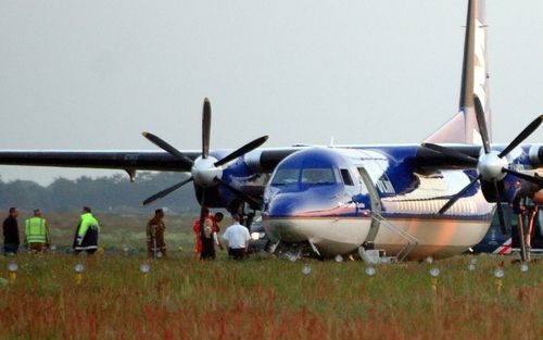 De Fokker 50 die vrijdagavond van de baan raakte. Foto EPA