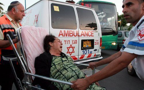 SDEROT - Een Israelische vrouw wordt door het Rode Kruis naar een ambulance gebracht na een aanslag met een Kassam-raket. Foto EPA