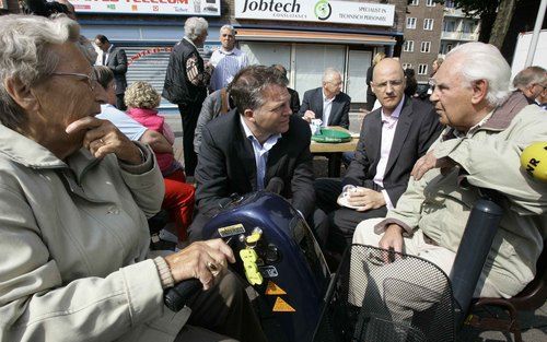 ROTTERDAM – Het kabinet gaf maandag het slotakkoord in zijn charmeoffensief richting burgers. Foto: minister Bos van Financiën in de Rotterdamse wijk Overschie. Foto Roel Dijkstra