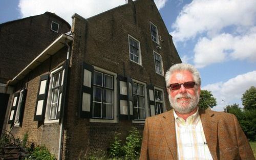 HEINENOORD – Conservator Karel Braun van het Streekmuseum Hoeksche Waard voor de boerderij Oost Leeuwenstein in Heinenoord. Hij is fel tegen de verkoop van de hoeve aan een projectontwikkelaar. Verkwanseling van historisch erfgoed, noemt Braun deze stap. 