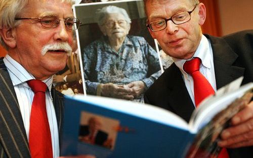 HOOGEVEEN – Directeur Beijering van woon- en zorgcentrum De Westerkim presenteerde dinsdag een boek over de oudste Nederlandse vrouw ooit. Rechts de schrijver, Jan Koers. Foto persbureau Melissen