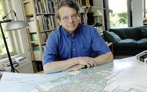 ALMERE – Stedenbouwkundige Jan Frans de Hartog zag Almere groeien van kale vlakte tot grote stad. „Het enige waarop we ons konden oriënteren, waren de hoogspanningsmasten.” Foto Dick Vos