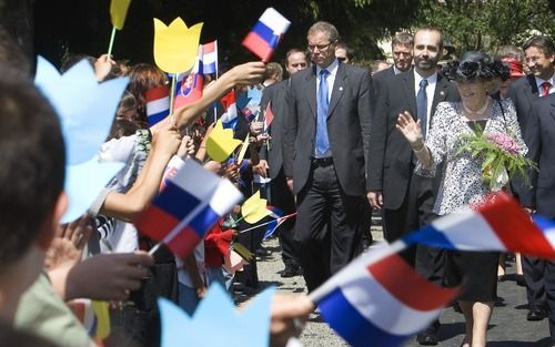 BRATISLAVA - Koningin Beatrix brengt een driedaags staatsbezoek aan Slowakije. Op de laatste dag van het staatsbezoek is Kon Beatrix in Kosice waar zij een groene school bezoekt. De leerlingen begroeten haar hartelijk. Foto ANP