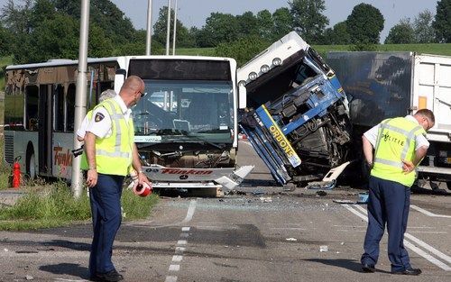 JABEEK – Vijftien kinderen raakten gistermiddag gewond door een botsing tussen een schoolbus en een vrachtauto in het Zuid Limburgse Jabeek. Een van de kinderen raakte zwaargewond. De schoolbus vervoerde kinderen van de NAVO basis in Brunssum. Foto ANP