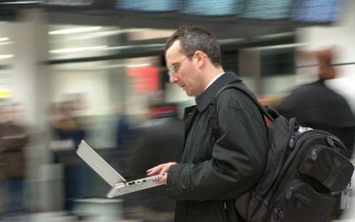 UTRECHT – Computerfabrikant en marktleider Hewlett Packard voorspelt dat binnen twee jaar de laptop de bureaucomputer zal verdringen. „Een laptop wordt steeds meer gezien als een stijlexpressie. De desktop is meer een stuk gereedschap”, aldus directeur Ha