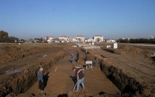 TIEL&#61559; – Bijna vijftien jaar werkten archeologen aan grootschalige opgravingen in de wijk Passewaaij in Tiel. Donderdag presenteerden ze hun resultaten in een boek. Een verrassende conclusie is dat Bataven Romeinser waren dan historici altijd dachte