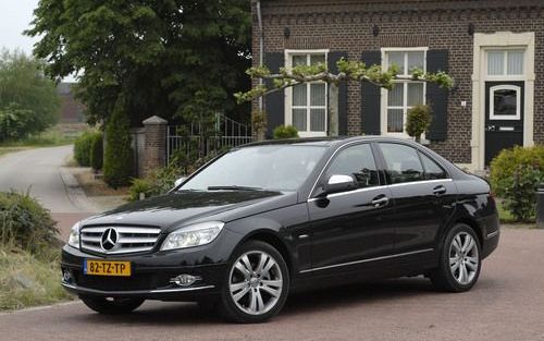 Mercedes is met de nieuwe C-klasse afgestapt van de traditie dat de ster als vizier op de motorkap staat. De Avantgarde-uitvoering heeft het logo in de grille. Foto’s Tony Vos