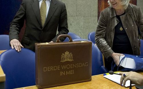 „Het is ondenkbaar dat de minister president verstek laat gaan bij Prinsjesdag, de tegenhanger van verantwoordingsdag. Afgelopen woensdag stond vicepremier Bos echter eenzaam achter de regeringsmicrofoon.” Foto ANP