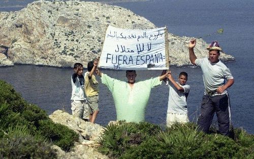 BEL YOUNECH - Jonge Marokkanen houden een spandoek omhoog op het Peterselie-eiland, dat de inzet is van een hoogopgelopen conflict tussen Marokko en Spanje. De tekst is duidelijk: ”Met mijn bloed en ziel zal ik jou, Leila, bevrijden. Nee tegen kolonisatie