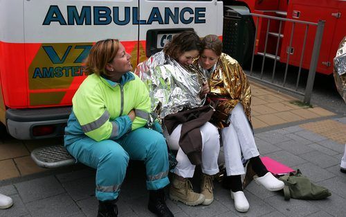 AMSTERDAM - Personeel in warmtedekens wacht de gebeurtenissen af. In het VU medisch centrum in Amsterdam heeft zaterdagmorgen een brand gewoed, die gepaard ging met veel rookontwikkeling. De brand ontstond door onbekende oorzaak iets na zessen in een oper