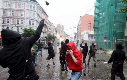 HAMBURG - Antiglobalisten bestoken de politie in Hamburg. Foto EPA