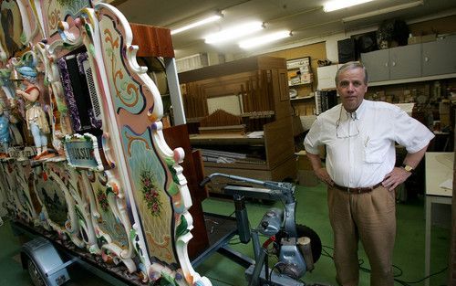 BUSSUM – Draaiorgels staan sinds de jaren tachtig weer in de belangstelling. Elbert Pluer (foto) werkt vooral voor hobbyisten die op zaterdag met hun instrument de straat op gaan. Draaiorgels bouwen en restaureren is arbeidsintensief. „Zonder orgelvirus r