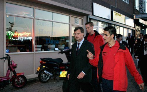 HEERLEN - Premier Balkenende passeert in Hoensbroek (Heerlen) een coffeeshop. Foto ANP