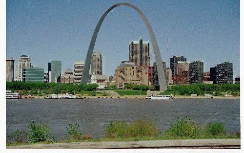 ST.-LOUIS - Pal aan de oever van de Mississippi torent de Arch van de Fin Eero Saarinen bijna 200 meter hoog boven St.-Louis uit. Het kunstwerk symboliseert de poort naar het westen, waar talrijke immigranten een nieuw bestaan zochten. - Foto Koen Corver