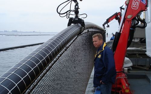 MALZWIN – Met een mosselzaadinvanginstallatie (mzi) probeert mosselproducent Koninklijke Prins en Dingemanse het chronische tekort aan mosselzaad te compenseren. „Met een mzi vang je niets, je biedt iets aan. We maken gebruik van de natuurlijke neiging va