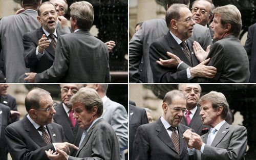 HAMBURG – De Franse minister van Buitenlandse Zaken, Bernard Kouchner (r.), gisteren in gesprek met EU‑buitenlandcoördinator Javier Solana tijdens de Euraziatische top (ASEM) in Ham­ burg. Foto EPA