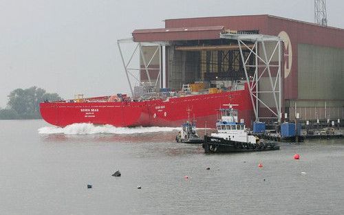 ROTTERDAM – In Rotterdam werd vrijdag de Seven Seas te water gelaten. IHC Holland Merwede bouwde het schip, dat ontworpen is voor het leggen van pijpleidingen op de zeebodem en voor offshoreconstructiewerk. Het is uitgerust voor 120 bemanningsleden. De ei