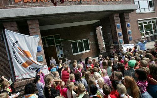 In aanwezigheid van ruim 300 leerlingen onthulde docente Elly Meijer vrijdag op de Prins Mauritsschool in Delft het kunstwerk ”Twaalf stenen” van Ria van Oosten. Foto RD, Anton Dommerholt