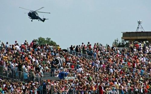 WEZEP - Enkele seconden later hangt de helikopter achter de tribune met publiek. Het touw hangt er inmiddels niet meer uit. De militair blijkt zwaargewond in het veld te liggen. Hij overlijdt later aan zijn verwondingen. De gevechtsdemonstratie was onmidd