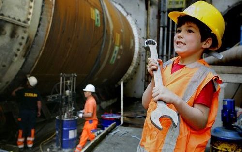 ROTTERDAM - Deze Bob de Bouwer in spe staat trots met hele grote ring/steeksleutel.Publiek neemt een kijkje bij de aanbouw van de Statentunnel in Rotterdam. De tunnel met een lengte van 2,4 kilometer is onderdeel van de Randstadrail en verbindt de Hofplei