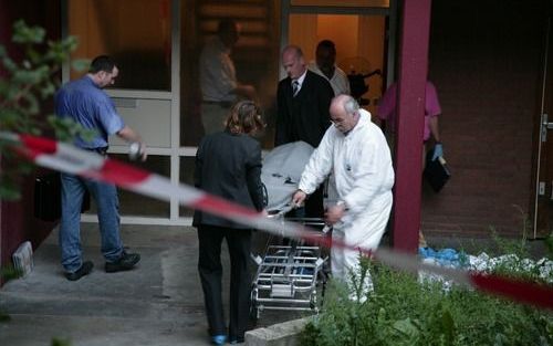 ZEIST - In een woning in Zeist heeft de politie zaterdag de lichamen van een man en een vrouw aangetroffen. Dat heeft een woordvoerder van de politie zaterdagavond bekendgemaakt. De politie is bezig met onderzoek in de woning aan de Warande. Foto: ANP