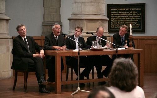 GOUDA – In de St. Jan te Gouda werd zaterdag afscheid genomen van J. H. Mauritz als directeur van de Jeugdbond Gereformeerde Gemeenten. Tijdens de afscheidsbijeenkomst was er een forum, met van links naar rechts: ds. P. Mulder, prof. dr. A. van Nieuw Amer