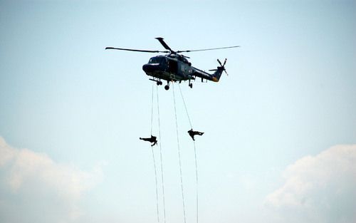 WEZEP – Duizenden toeschouwers zagen zaterdag op de Landmachtdagen in Wezep hoe een marinehelikopter een militair van de Luchtmobiele Brigade met zich meesleurde. De sergeant (32) nam deel aan de demonstratie abseilen. Het slachtoffer overleed zaterdagavo