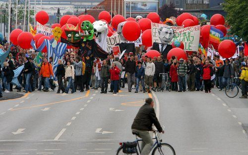 ROSTOCK – Duizenden demonstranten betoogden zaterdag in de Duitse stad Rostock tegen de bijeenkomst van de G-8. Foto EPA