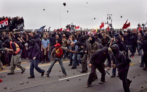 ROSTOCK – Antiglobalisten, bijeen in aanloop naar de G8-top die woensdag in het Noord Duitse Heiligendamm begint, raakten zaterdag in de nabijgelegen havenstad Rostock slaags met de politie. Bij de rellen vielen zo’n duizend gewonden. De rellen waren de e