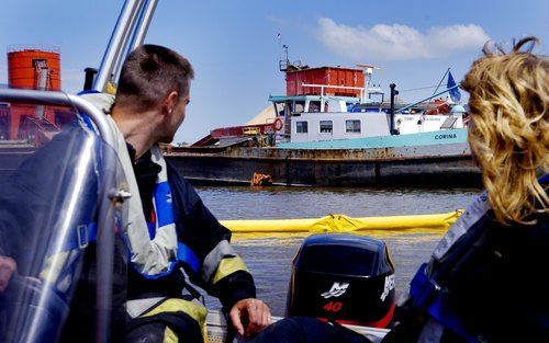 HARLINGEN – Door een snelle actie van de hulpdiensten is maandag voorkomen dat het binnenvaartschip Corina zonk in de haven van Harlingen. Foto ANP