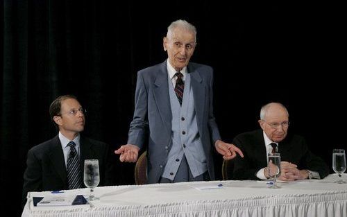 SOUTHFIELD – Jack Kevorkian (m.), alias Dr. Death, tijdens een persconferentie dinsdag in het Amerikaanse Southfield. Naast hem zijn advocaten Jeff (l.) en Mayer (r.) Morganroth. Foto EPA