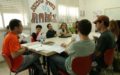 TEL AVIV – Veel seculiere Israëli’s weten niets van het judaïsme, zegt de 34 jarige Tal Shaked, directeur van de seculiere jesjiva (Talmoedschool) in Tel Aviv. „Maar daarmee geven ze een hele wereld van cultuur, geschiedenis en andere bronnen op. Wat we h