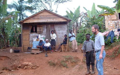 Ad de Blaeij (uiterst rechts) is ervan overtuigd dat je geloof moet hebben om in Haïti te werken. Foto Ad de Blaeij