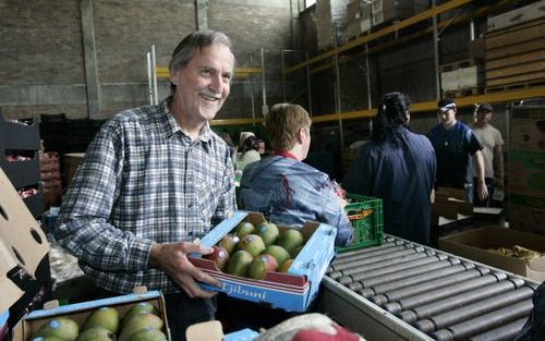 ROTTERDAM – In een loods in het Rotterdamse havengebied vullen zo’n dertig vrijwilligers van de voedselbank iedere donderdag honderden voedselpakketten voor mensen in een benarde financiële positie. Vrijwilliger Wim Aarts: „Ze hebben in ieder geval weer v