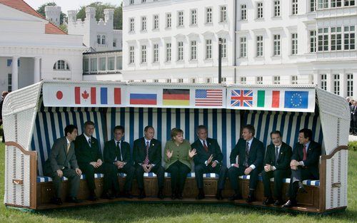 De G8-top bij elkaar. V.l.n.r. Shinzo Abe (Japan), Steven Harper (Canada), Nicolas Sarkozy (Frankrijk), Vladimir Putin (Rusland), Angela Merkel (Duitsland), George W. Bush (VS), Anthony Blair (Groot-Brittannië), Romano Prodi (Italië), Jose Manuel Barroso 