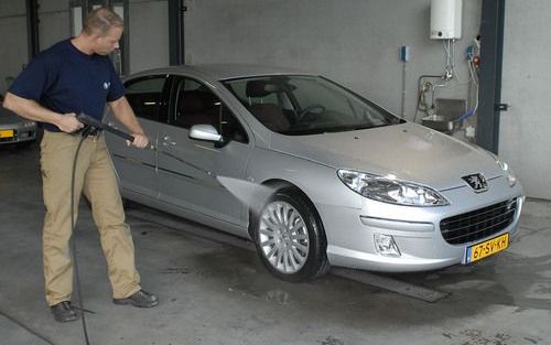 Een andere manier van autowassen levert een kleinere kans op beschadigingen en laat de lak langer als nieuw. Foto Tony Vos