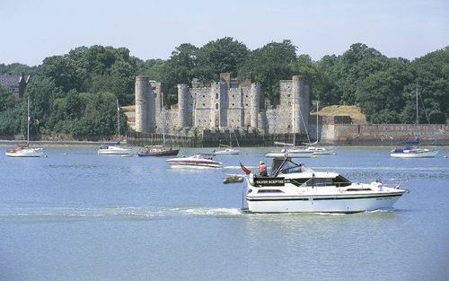 Upnor Castle, gezien vanaf de rivier de Medway. Dit kasteel speelde een cruciale rol tijdens de Hollandse invasie in 1667, geleid door Michiel de Ruyter. Foto Kent Tourism Alliance