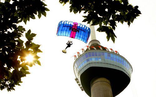 ROTTERDAM - De Euromast met een parachutist die net aan z'n 'vlucht' begint. Foto ANP