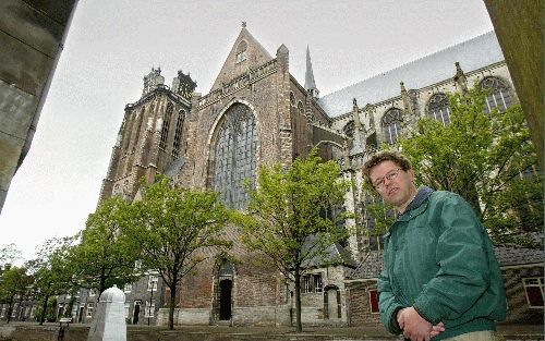 DORDRECHT - De machtige toren van de Dordtse dom vormt met zijn 68 meter een onmiskenbaar herkenningspunt. Amateur-historicus A. Nelemans kan er nog altijd kippenvel van krijgen. „En dan te bedenken dat die nog veel hoger had moeten worden. Honderd-en-ach