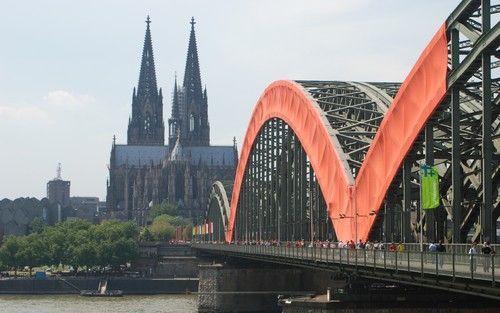 KEULEN - De Evangelische Kerk in Duitsland (EKD) organiseert deze week in Keulen de Kirchentag. De activiteiten hebben plaats in het oude centrum van de stad, op de Rijnkade en in de Messe. Foto: De Hohenzollernbrug tussen de Dom en de Messe. - Foto RD