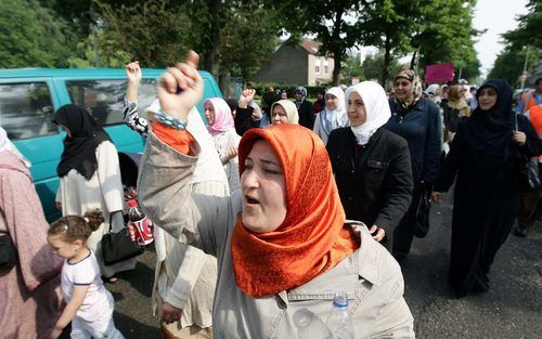 AMSTERDAM – Enkele honderden ouders, leerlingen en docenten demonstreerden vrijdag in Amsterdam tegen de sluiting van de At Taqwaschool in Amsterdam-Noord. Ze eisen de oprichting van een nieuwe islamitische basisschool in hun stadsdeel nu de overheid de g