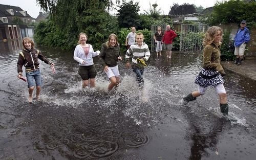 DEN HAAG – Het noodweer dat vrijdagavond over Nederland trok, heeft voor veel overlast en schade gezorgd. De onweersbuien kwamen met name in het zuiden en het westen van het land voor. - Foto’s ANP