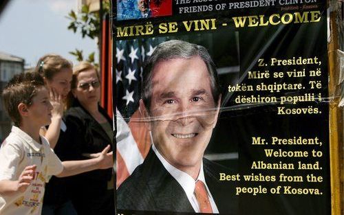 PRISTINA – Naar aanleiding van het bezoek van de Amerikaanse president George Bush, gisteren, aan Kosovo, was het centrum van de hoofdstad Pristina de afgelopen dagen vol gehangen met posters met een welkomstgroet aan het adres van het staatshoofd. Bush s