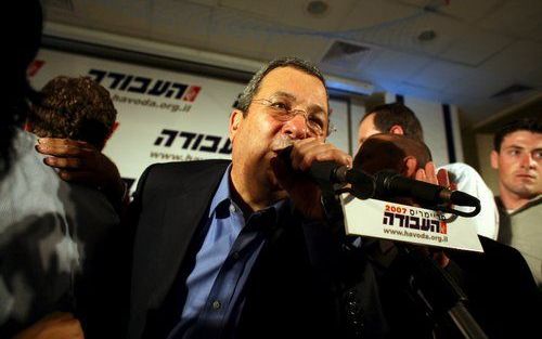 Oud–premier Ehud Barak is gekozen tot de nieuwe leider van de Israëlische Arbeidspartij. Hij sprak gisteren zijn aanhangers toe, nadat hij met 51,3 procent van de stemmen was verkozen. Foto EPA.