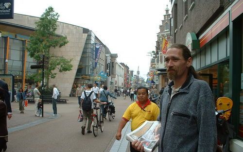 APELDOORN – Dakloze Erik Israël uit Apeldoorn raakt volgende maand zijn baan als straatkrantverkoper kwijt. Wat hij hierna gaat doen, weet hij nog niet. „Voorlopig maak ik me nog geen zorgen.” Foto RD.