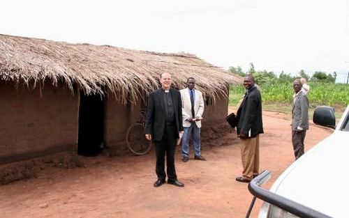 VEENENDAAL– Ds. R. J. Oomen, op het zendingsveld in Malawi: „We hopen dat mensen zich geroepen voelen om hier werk te doen, bijvoorbeeld het geven van theologische toerusting. Het land is vriendelijk, geen oorlogsgebied.” Foto R.J. Oomen.