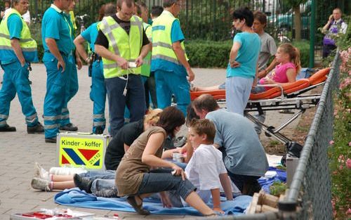 HEESCH – Op basisschool De Toermalijn in Heesch ontstond gistermiddag grote commotie, nadat tientallen leerlingen onwel waren geworden. Twaalf kinderen moesten in ziekenhuizen worden opgenomen. De politie ontruimde de school. De 800 leerlingen werden opge