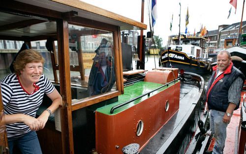 DORDRECHT – Hansje en Eric Janné op hun sleepboot Julius in de haven van Dordrecht. De Julius is een van de 150 sleep en duwboten die morgen in elkaars kiellinie van Dordrecht naar Papendrecht varen. - Foto Dirk Hol