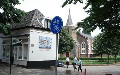 ROTTERDAM – De gemeente Rotterdam werkt aan het opknappen van oude wijken als Oud Charlois. Volgens projectleider Ros van Woningcorporatie De Nieuwe Unie moet het gebied rond de Oude Kerk (foto) uitgroeien tot een trekpleister voor winkeliers en kunstenaa